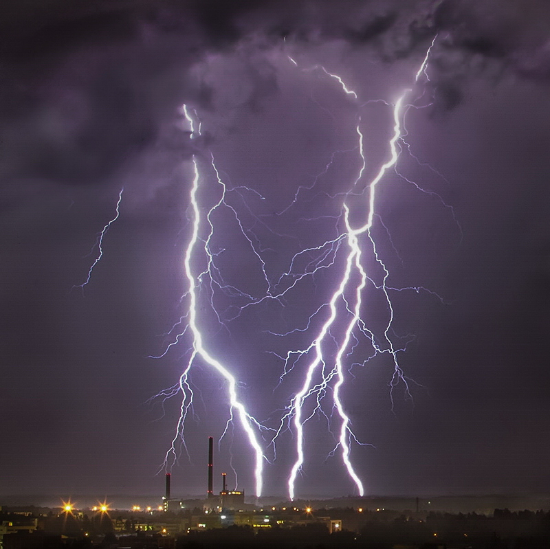 Ukkosyön salamointia - Kuva Esa Mälkönen