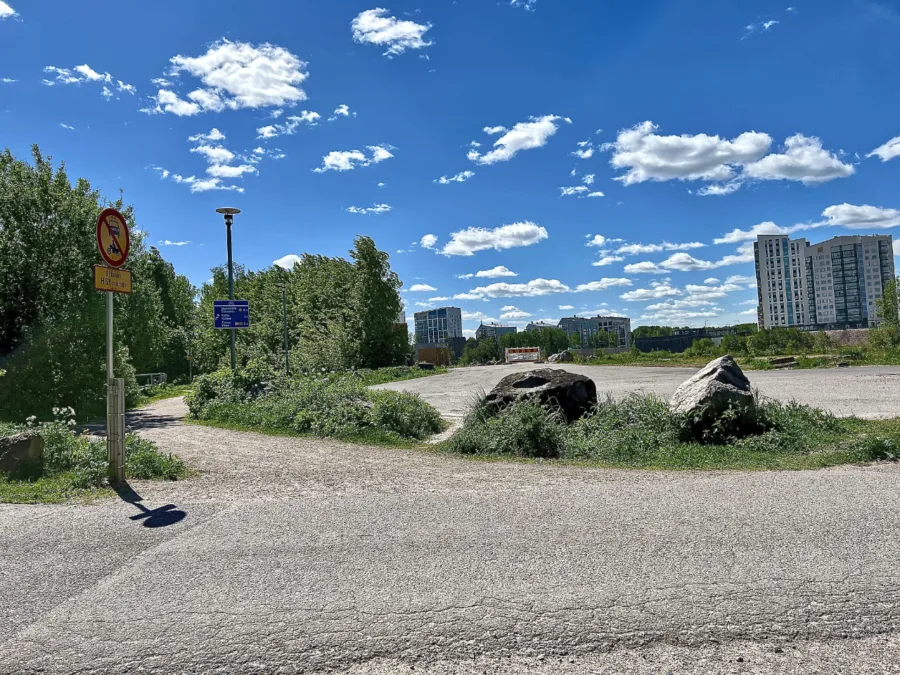 Näkymä lloka-autojen parkkiin - Kuva Jukka Ranta