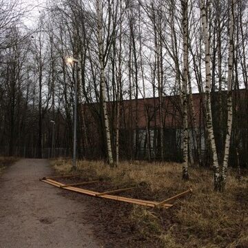 Rikottu näyttelyteline