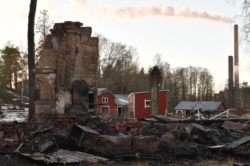 Hevostallin toinen palo – Kuva Tommi Heinonen Hevostallin toinen palo - Kuva Tommi Heinonen