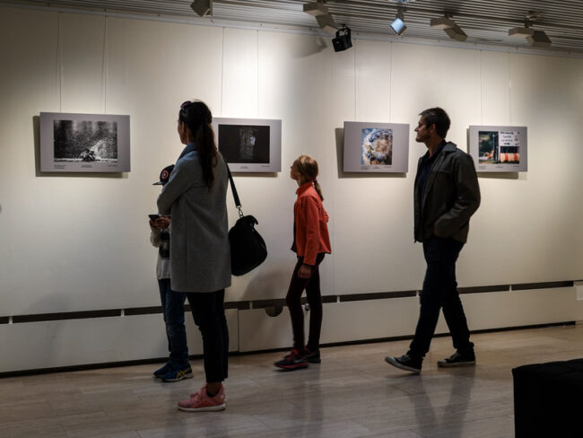 Lintuparatiisi valokuvanäyttelyn vierailijoita – kuva Timo Leppäharju