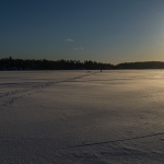 Iltapäivähiihto jäällä, kuva Paul Stevens