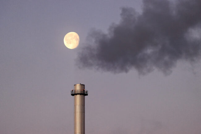 kuunlasku_0186a_c4_jukkar Voimalaitoksen savut ja kuunlasku - Kuva: Jukka Ranta