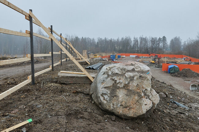 mt-hkuilu-tmaki_4297t_jukkar Täyttömäen aidanrakennusta - Kuva: Jukka Ranta