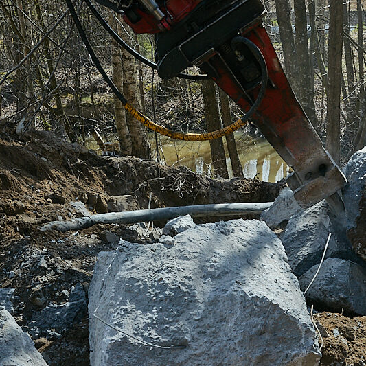 Painevasara kaukolämpöputkien korjauksessa - Kuva: Jukka Ranta