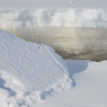 Kun meriveden pinta laski 70 cm, jääkansi seurasi perässä. Kuva: Tommi Heinonen
